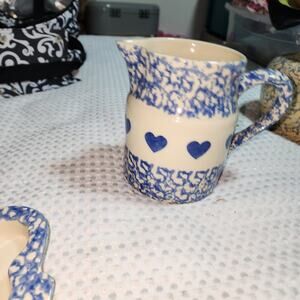 HENN POTTERY ROSEVILLE BLUE HEART SPONGEWARE PITCHER
